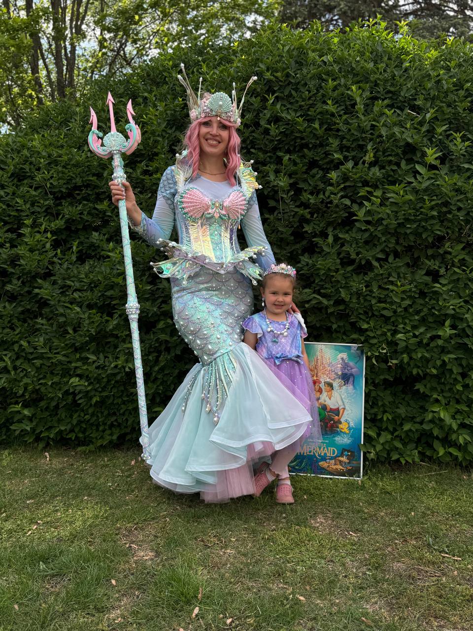 Mermaid kids party entertainer for birthday parties in Chicago suburbs posing with a child