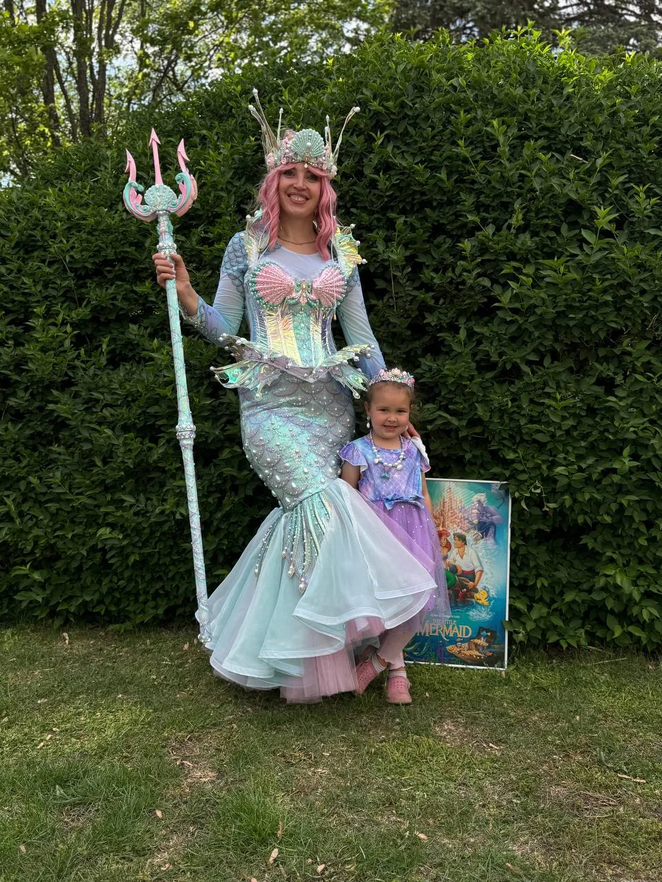 Mermaid kids party entertainer for birthday parties in Chicago suburbs posing with a child